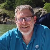 Marko Schnürch, Inhaber der Oberlandbrennerei, im Hintergrund die Isar.