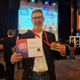 Marko Schnürch mit der Goldmedaille für den WUYD New Make bei den Craft Spirits Berlin Awards.