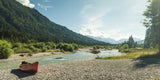Panorama des Wildflusses Isar, Kanu im Vordergrund. Foto: Karsten Würth/unsplash.com