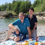 Marko und Anne Schnürch, Inhaber der Oberlandbrennerei, beim Picknick an der Isar.
