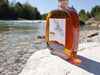 WUYD Whisky - Bannervideo für die Startseite. Menschen genießen Whisky bei einem Picknick an der Isar.