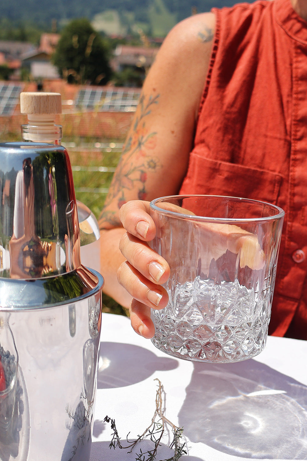 Frau hält Gin Glas 